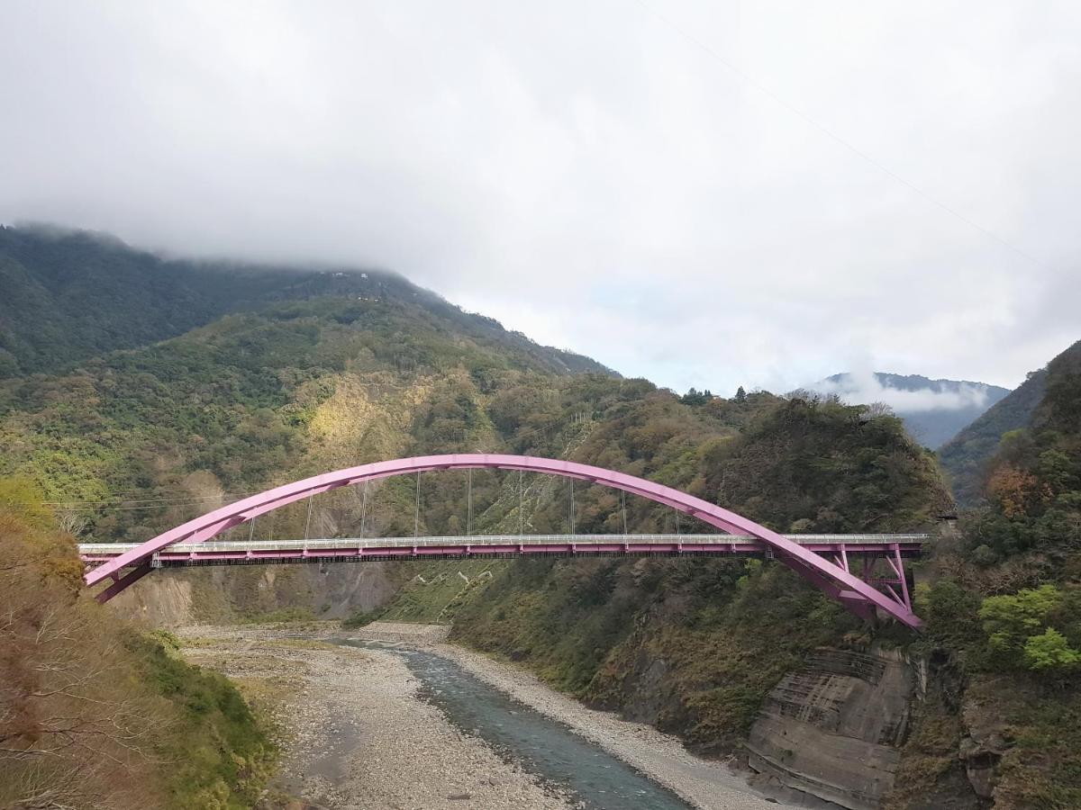 拉拉山周家渡假旅館 Hualing Esterno foto