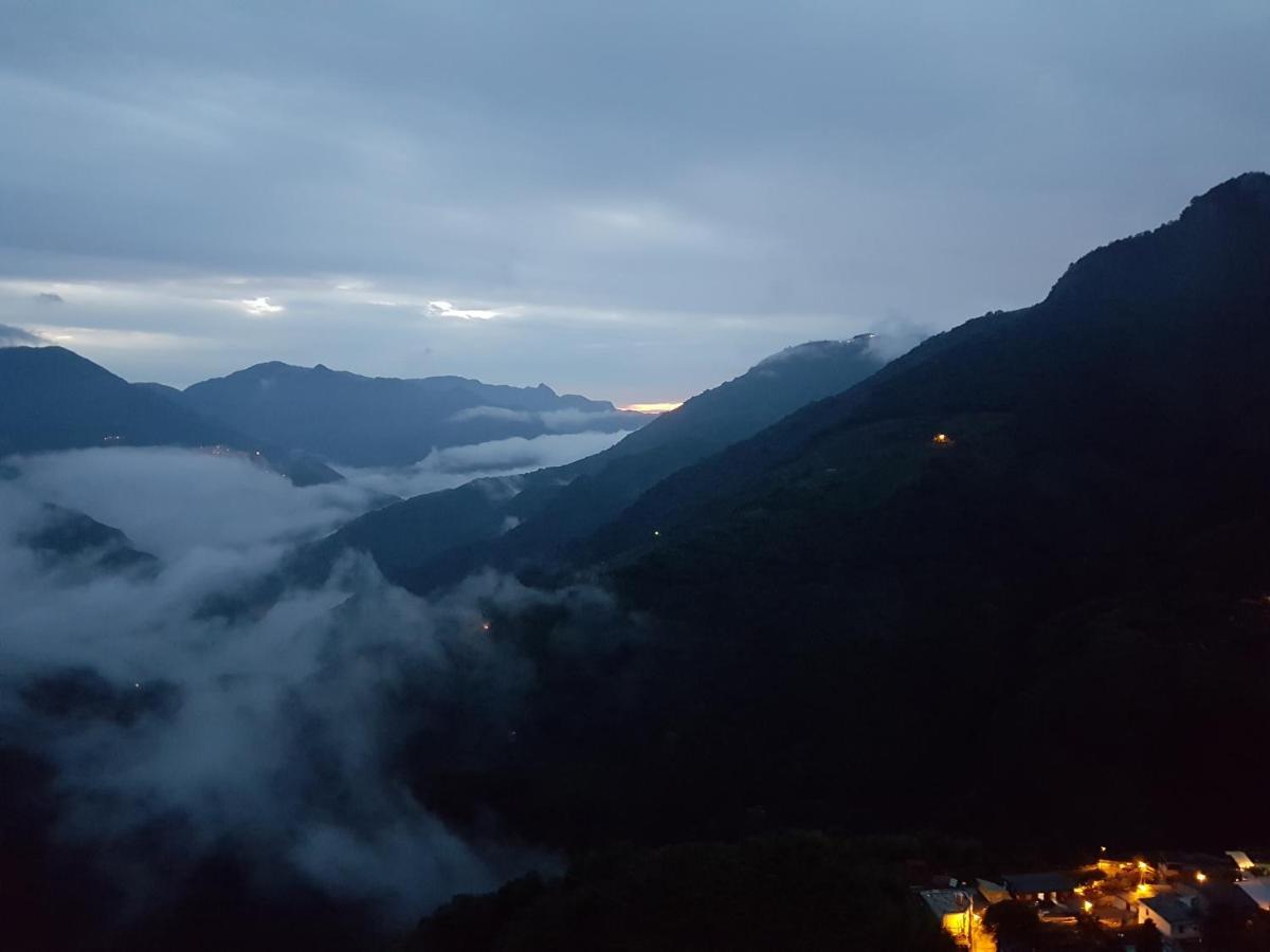 拉拉山周家渡假旅館 Hualing Esterno foto